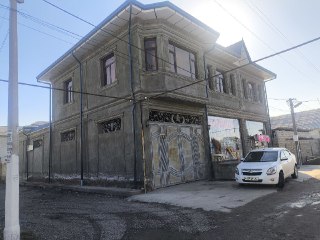 Laylak mahallada honadon sotiladi