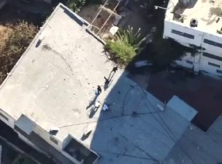 כוחות הכיבוש יורים בצעירים במהלך עימותים שפרצו במהלך הסתערותו של בן גביר על מפקדת אונר"א בקלנדיה, הכבושה בי…