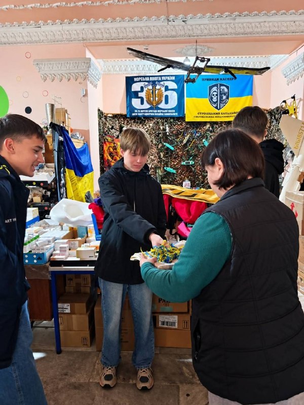 Учні Канівської школи №1 імені Тараса Шевченка відвідали Центр життєстійкості, де говорили про ризики втягнення неповнолітніх у злочинну діяльність. Зустріч провела капітан поліції Євгенія Сітунова.Також школярі сплели патріотичні браслети для україн