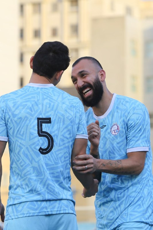 Esteghlal Twitter: روزبه: شنیدی چی گفت؟ میخواست بدون باخت قهرمان بشه🤣🤣🤣#Seti@Esteghlaal_twitter💙