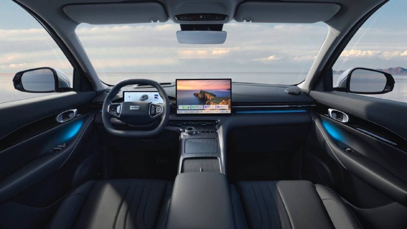 Geely анонсировал первый электрический кроссовер для России 4