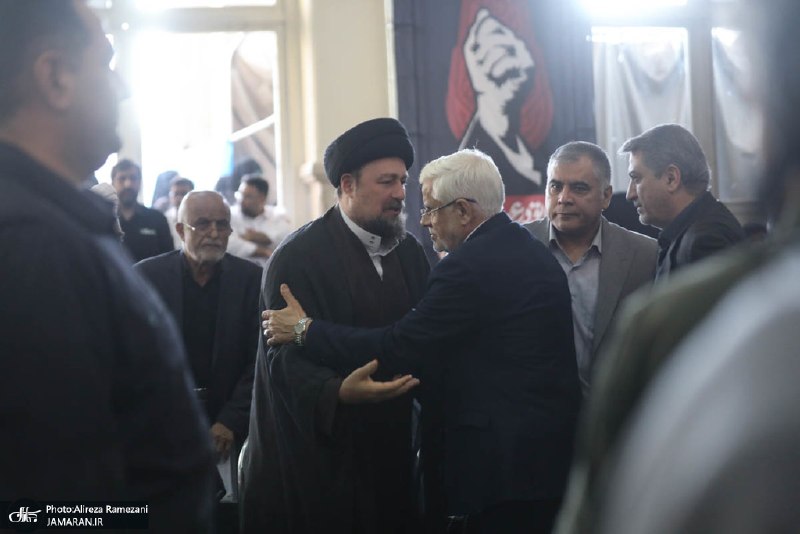 جماران: 📸 حضور آیت الله سید حسن خمینی در مراسم چهلمین روز تدفین رهبر شهید🔴 به گزارش جماران، هم‌زمان با ایام چهلمین روز تشییع و ت