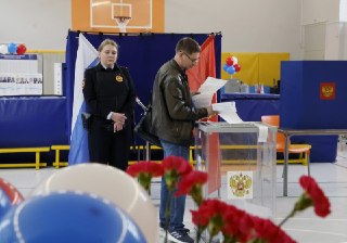 🌐 Первый день выборов, страх чиновников перед мобилизацией и внедрение ИИ в суды. Главное за 18 сентября — коротко #водномпосте🔹 В России завершился первый день голосования на выборах в Госдуму. По данным ЦИК, явка на данный момент составляет 29,65%. Подро