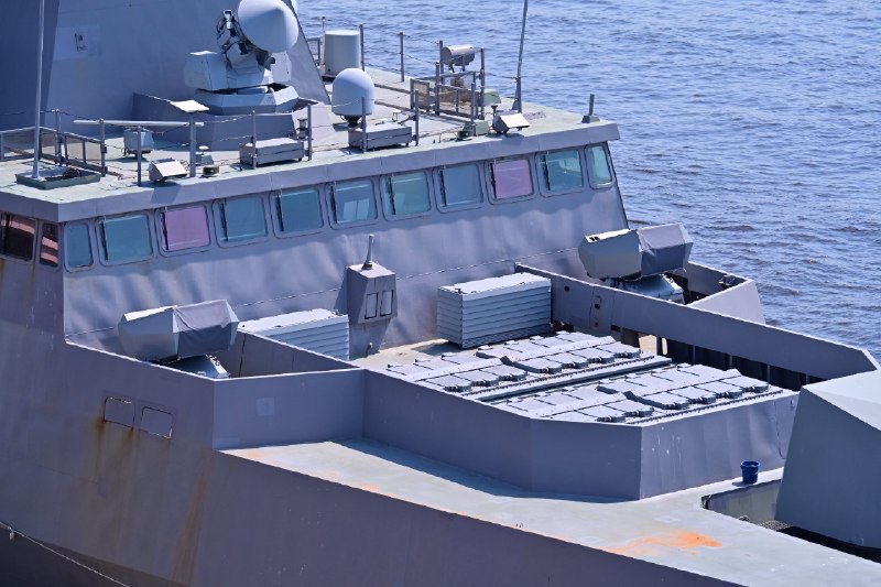 Iranian Naval Force: از نظر پدافندی فریگیتهای کلاس فورمیدبل در مجموع دارای ۳۲ سیلو موشک پدافندی آستر، شامل ۱۶ سیلوی سیلور A50 برای موشک های