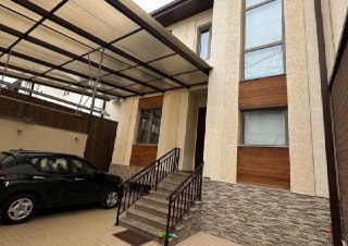 Амир Темура
Закрытая улица, рядом все дома построены и заселены