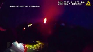 В США мужчина разделся догола и угнал машину скорой помощи с пациентом внутри, сообщает полиция штата Висконсин.Инцидент произошел вечером 17 февраля. В припаркованной скорой помимо пациента находились два медика, когда 37-летний Бенджамин Фельц ворвался в