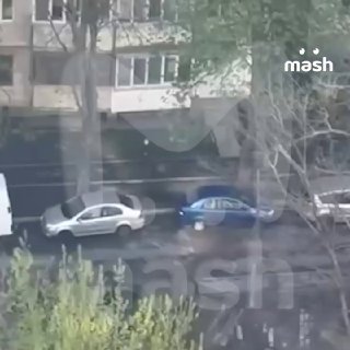 Видео не для слабонервных: неадекват в упор расстреливает прохожих в Киеве. Предварительно, погибли пять человек. Сейчас стрелок находится в магазине "Велмарт" на Голосеевском проспекте. Там он держит в заложниках покупателей. Магазин окружён полицейскими.
