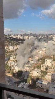 הרגע שבו הפציץ הכיבוש את בתיהם של מבצעי הפיגוע בחברון באזור עין דיר בהא בעיר.