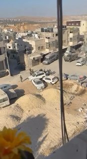 "אל תפחד מהם." רגע נוגע ללב לאזרח פלסטיני המנסה להרגיע את ילדיו לאחר שיורט על ידי כוחות הכיבוש במהלך ההסתער…