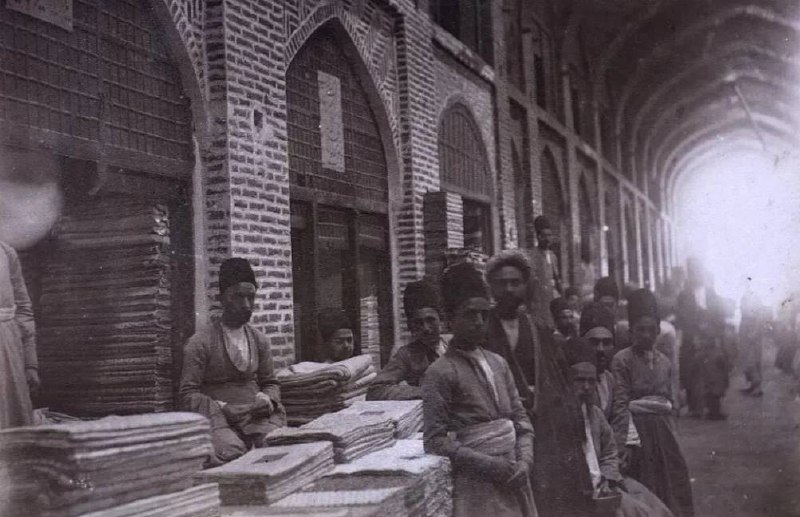 اخبار تهران تل: تصویری از راسته پارچه‌فروش‌ها در بازار تهران در دوران ناصرالدین‌شاه قاجار#تهران_قدیم@Tehran_Tel