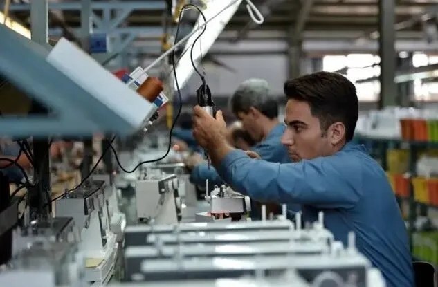 عصر ایران: هشدار عضو اتاق بازرگانی: ۱۵ سال دیگر کارخانهها با کمبود نیروی انسانی روبهرو میشوند🔹عضو هیئت نمایندگان اتاق بازرگانی ا
