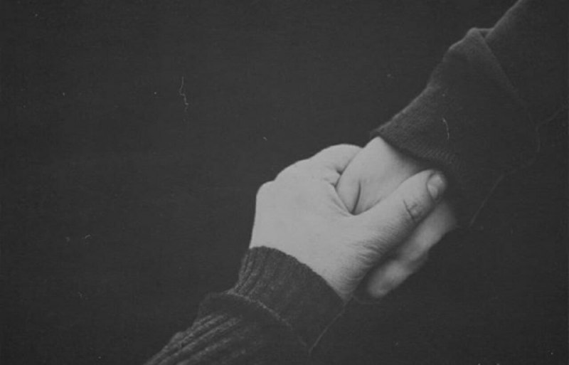 قرارعاشقانه: میخواستم #کسی دستم را بگیرد،اما نه آنقدر محکم که استخوانم بشکند...#فرانتس_کافکا@gharare_asheghaneh
