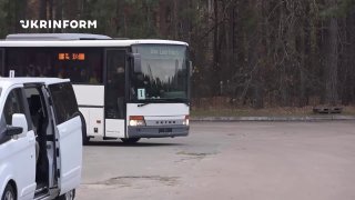 הסרט הראשון של הגעת אוטובוסים עם תושבי עולשוק מפונים אוקרינפורם
