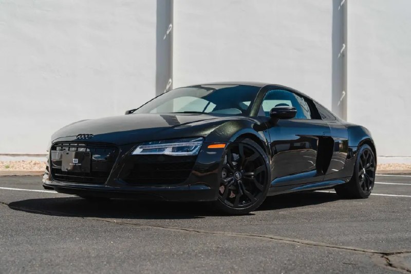 Продаётся Audi R8 V10 ‘14 с 17 000 миль — а это всего-то 27 000 км! Зато маш