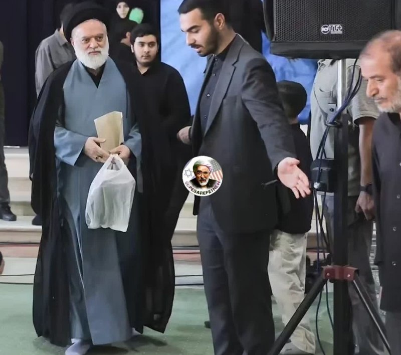 پدرفتنه | pedarefetneh: 🚩یه مسئول درجه ۱۰۰ این مملکت بره یه مراسم، ده نفر کیفکش و کفشکش و راننده و خدموحشم دورشن؛ دیدم که میگم!حالا فرزند رهب
