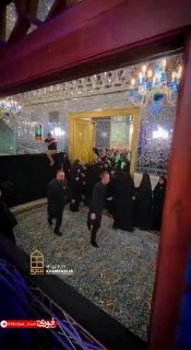 המונים עצומים מתאספים במרפסת של דאר אל-זיקר כדי לבקר את האימאם ההרוג עלי אל-חוסייני חמינאי (שאלוהים יהיה מר…