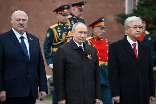 🌐 В Москве прошел парад, во Франции арестовали сотрудника секретной тюрьмы в Донецке. Главное за 9 мая — коротко #водномпосте🔹 В Москве прошел парад Победы — без техники и почти без гостей. В нем впервые приняли участие военные из Северной Кореи и солдаты 