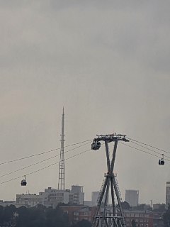 На канатной дороге между Нижним Новгородом и соседним городом Бор застряли четыре кабинки. В МЧС сообщили, что инцидент произошел из-за непогоды.По предварительным данным, в кабинках находились около десяти человек, их эвакуировали вниз с помощью троса.«На