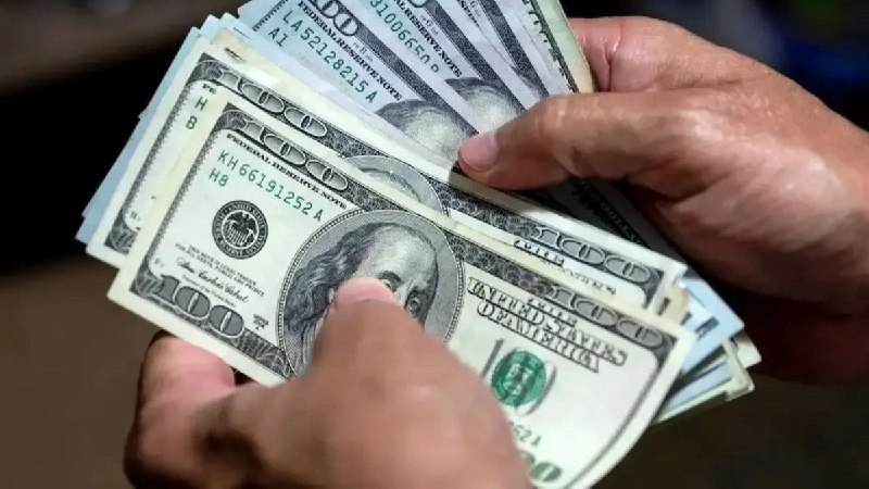 قیمت لحظه ای دلار طلا خودرو: 💲پیش بینی قیمت دلار دوشنبه ۱۶ شهریور ۱۴۰۵ / دلار با سیگنال همتی از قله روزانه عقب نشستکارشناسان اقتصادی می‌گویند اگر قیم