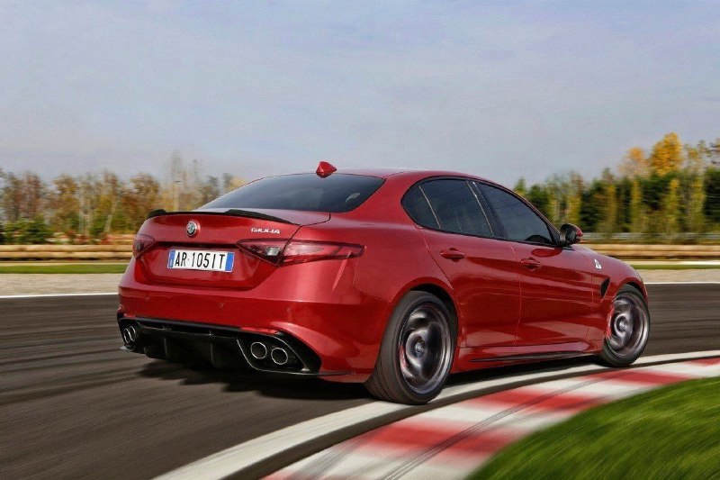 Alfa Romeo Giulia Quadrifoglio 2