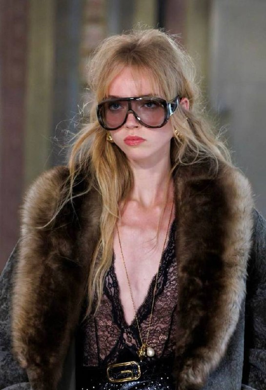 Мы обожаем стилиста по волосам и друга SENECA Марию Туеву — она не только придумала и сделала самую обсуждаемую челку года (для Анастасии Мироновой), но и очень здорово «читает» образы. Поэтому мы и не сомневались, что она изучит последние Недели моды и разложит для нашего канала все горячие hair-тренды по полочкам. А она взяла и разложила: Мокрые волосы. Очень крутой тренд который с нами не первый год, и, скорее всего, он с нами еще надолго. Тренд заключается в том, что у корней полностью отсутствует объем, то есть волосы плоско прижаты к голове. А по длине мы видим либо максимально размоченную, ту же распущенную или собранную в пучок, либо более подсушенную, более легкую текстуру, словно девушка только вышла из душа усилив образ аксессуарами, и пошла по своим делам. Увидеть его можно было на показах Rick Owens, Lemaire, Cavalli. Волосы депрессии. Для меня необычно, но Gucci, Chanel и Valentino взяли этот тренд на вооружение. Может быть это некая ностальгия по вечеринкам 2000 или ирония о современном ритме жизни. Я думаю, вы о нем уже слышали. Это когда мы смотрим на волосы, и у нас есть легкое впечатление, что хозяйка этих волос не то, чтобы не помылась, но еще их специально начесала, пожила с ними еще сутки, и на следующий день снова не пошла в душ. Это максимально растрепанные, лохматые волосы. Даже если они имеют конкретное направление в виде проборов и вычесов, то все равно мы видим в этом легкий (либо нелегкий) хаос. Это создает абсолютно резонанс в образе на модели, какой бы элегантный и выверенный лук у нее не был, она современная девушка с легкой пост-иронией, как по мне. Волны. Заметили моду на посещение галерей и музеев изобразительного искусства? Вернемся к волнам. Я бы даже сказала, что это скорее кудри, которые были вычесаны от корней до самых концов. Создается центральный пробор и максимально плоско укладывается прикорневая зона для того, чтобы волны стали плоскими, и весь объем переходил в концы. И так мы переносимся в тему Ренессанса. Очень много брендов использовали этот прием в волосах. Уверена, он станет популярен у клиентов, тк многие годы, столетия и века мы наблюдаем и копируем образы самых прекрасных женщин являющимися эталоном красоты вне времени, такой как Венера Милосская — что касается данного тренда. Две косы. Не могу не отметить показ Comme des Garcons с двумя косами (иногда их было и больше), но в основном мы можем наблюдать две длинные, несуразные, по-разному сплетенные косы. И мне кажется, что это тоже супер вариант для того, чтобы собрать себя на мероприятие. Да и для повседневности. Классный ход, что для российской аудитории это еще и отсылка к теме этники, ведь две косы чаще всего появляются именно в нашей славянской культуре. Гладкий пучок. Отличный пример для тех, кто любит элегантную классику, но при этом хочет немножко побунтовать. Тут можно вдохновиться Chanel, которые показали нам гладкий хвост собранный в небрежный пучок с выпущенными лохматыми прядями сзади, словно модель подралась, либо очень спешила, а для тех, кто за строгость и максимум элегантности — Schiaparelli с их идеальным, гладким пучком, который они достали из архивов начала XX века. Вымеренная архитектурная форма. Идеальный силуэт, без единого волоска.#мастерствоSENECAМы обожаем стилиста по волосам и друга SENECA Марию Туеву — она не только придумала и сделала самую обсуждаемую челку года (для Анастасии Мироновой), но и очень здорово «читает» образы. Поэтому мы и не сомневались, что она изучит последние Недели моды и разложит для нашего канала все горячие hair-тренды по полочкам. А она взяла и разложила: Мокрые волосы. Очень крутой тренд который с нами не первый год, и, скорее всего, он с нами еще надолго. Тренд заключается в том, что у корней полностью отсутствует объем, то есть волосы плоско прижаты к голове. А по длине мы видим либо максимально размоченную, ту же распущенную или собранную в пучок, либо более подсушенную, более легкую текстуру, словно девушка только вышла из душа усилив образ аксессуарами, и пошла по своим делам. Увидеть его можно было на показах Rick Owens, Lemaire, Cavalli. Волосы депрессии. Для меня необычно, но Gucci, Chanel и Valentino взяли этот тренд на вооружение. Может быть это некая ностальгия по вечеринкам 2000 или ирония о современном ритме жизни. Я думаю, вы о нем уже слышали. Это когда мы смотрим на волосы, и у нас есть легкое впечатление, что хозяйка этих волос не то, чтобы не помылась, но еще их специально начесала, пожила с ними еще сутки, и на следующий день снова не пошла в душ. Это максимально растрепанные, лохматые волосы. Даже если они имеют конкретное направление в виде проборов и вычесов, то все равно мы видим в этом легкий (либо нелегкий) хаос. Это создает абсолютно резонанс в образе на модели, какой бы элегантный и выверенный лук у нее не был, она современная девушка с легкой пост-иронией, как по мне. Волны. Заметили моду на посещение галерей и музеев изобразительного искусства? Вернемся к волнам. Я бы даже сказала, что это скорее кудри, которые были вычесаны от корней до самых концов. Создается центральный пробор и максимально плоско укладывается прикорневая зона для того, чтобы волны стали плоскими, и весь объем переходил в концы. И так мы переносимся в тему Ренессанса. Очень много брендов использовали этот прием в волосах. Уверена, он станет популярен у клиентов, тк многие годы, столетия и века мы наблюдаем и копируем образы самых прекрасных женщин являющимися эталоном красоты вне времени, такой как Венера Милосская — что касается данного тренда. Две косы. Не могу не отметить показ Comme des Garcons с двумя косами (иногда их было и больше), но в основном мы можем наблюдать две длинные, несуразные, по-разному сплетенные косы. И мне кажется, что это тоже супер вариант для того, чтобы собрать себя на мероприятие. Да и для повседневности. Классный ход, что для российской аудитории это еще и отсылка к теме этники, ведь две косы чаще всего появляются именно в нашей славянской культуре. Гладкий пучок. Отличный пример для тех, кто любит элегантную классику, но при этом хочет немножко побунтовать. Тут можно вдохновиться Chanel, которые показали нам гладкий хвост собранный в небрежный пучок с выпущенными лохматыми прядями сзади, словно модель подралась, либо очень спешила, а для тех, кто за строгость и максимум элегантности — Schiaparelli с их идеальным, гладким пучком, который они достали из архивов начала XX века. Вымеренная архитектурная форма. Идеальный силуэт, без единого волоска.#мастерствоSENECA