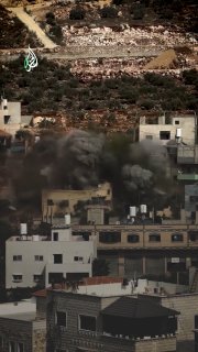 כוחות ישראל מפוצצים את בתיהם של שני האסירים, איברהים וזכריה דאוד, בעיירה ביתא, מזרחית לשכם, באשמת פתחו באש…