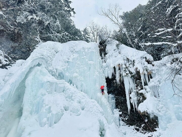 離開人群來一趟絕美的日本善五郎瀑布冬日健行