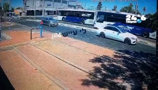 🇮🇱 עולה על המדרכה, עוקר תחנת אוטובוס ומתנגש באוטובוס נוסף: תיעוד התאונה הקטלנית באשקלון. שתי נשים נהרגו…