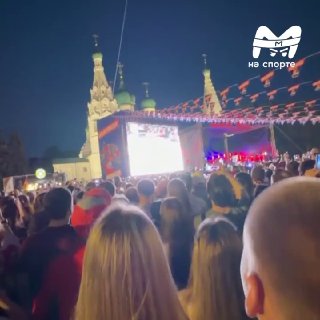 Реакция фанатов "Локомотива" на вторую подряд победу любимого клуба в Кубке Гагарина. Крики "Мы — чемпионы", "Ярославский бронепоезд, хэй!" и сигналы автомобилистов заполонили город!❗️ Mash на спорте теперь в MAX