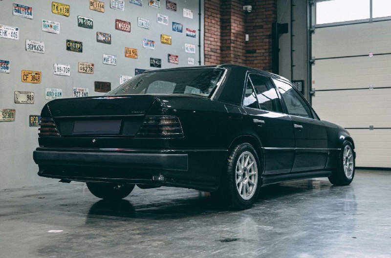 С конвейера этот автомобиль вышел как обычный семейный седан -Mercedes-Benz 300E. 4