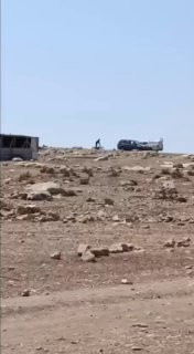 מתנחלים מרחיבים מאחז התנחלות ליד קהילת העזים הבדואית ג'בה, מצפון לירושלים.