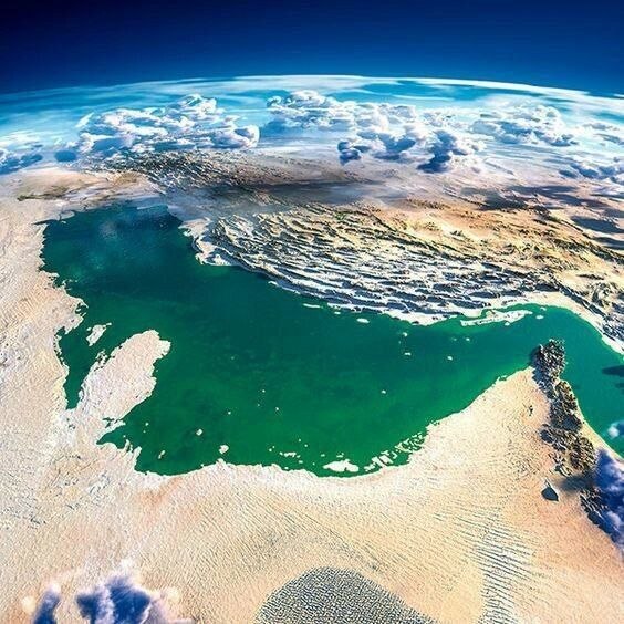 ساز چکامه کتاب: بدانگه که میساخت داراب پارسبنامید دریاش « شاخاب پارس»که ایران پدر بود و دریا پسرنژاده، پسر میبرد از پدر@SazoChakameoKeta
