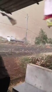 סערה עזה בהודו סופה טרופית ועוצמתית "ארנב" הגיעה לארץ באזורי החוף של מדינת אנדרה פראדש בהודו בעוצמה ובמהירו…