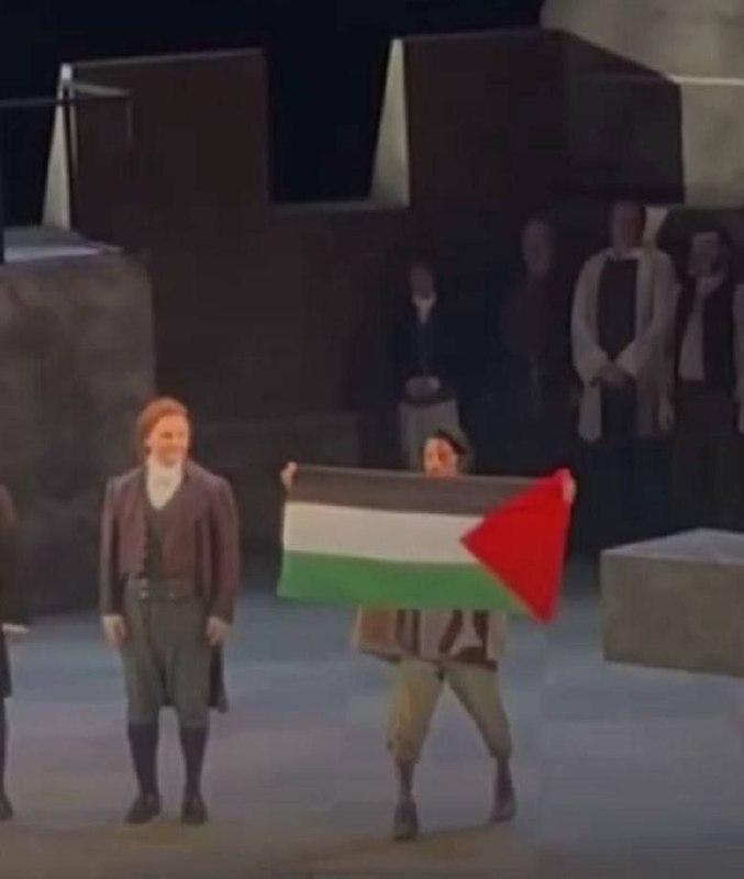 دار أوبرا كندية تستبعد مغني أوبرا رفع العلم الفلسطيني
