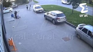 Момент, как фиолетовая Lamborghini впечаталась в дом в Екатеринбурге. Водитель спорткара пытался уйти от столкновения с серой "Хондой".❤️Если не загружаются видео и фото, наши новости есть в MAX