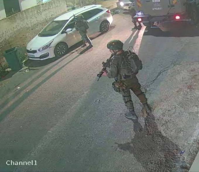 כוחות הכיבוש יורים כדורים חיים לעבר צעירים במהלך עימותים אלימים בכפר קרוואת בני זייד, צפונית מערבית לרמאללה.