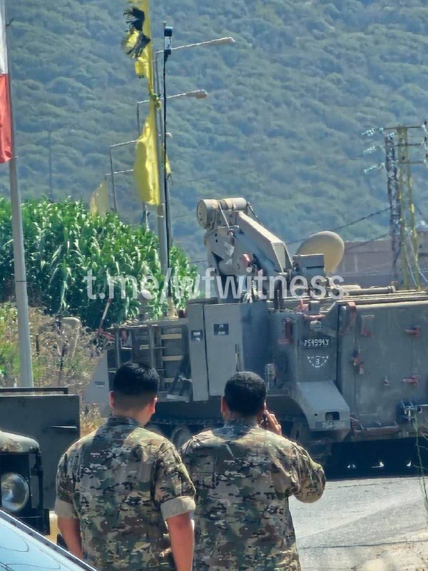 ️🇱🇧🇮🇱 רכב צבאי ישראלי מתקרב למחסום צבא לבנון בעיירה מנסורי, דרום לבנון.