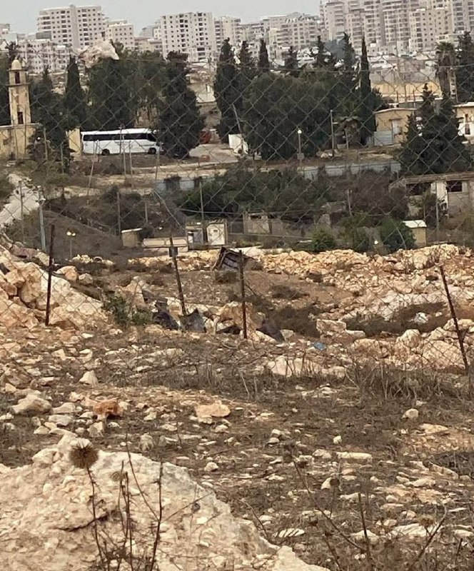 כוחות ישראל מסתערים על מחנה אל-ליוואה בעיירה אל-ראם, מצפון לירושלים .