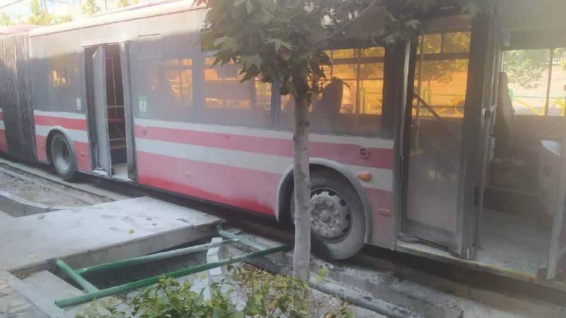🔸 התנועה הפתאומית של האוטובוס שעצר ברחוב ואליסר ופציעתם של 6 אנשים