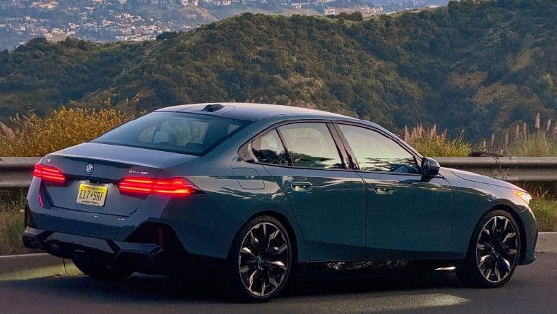 BMW i5 с марта 2026: родной NACS-порт, доступ к Supercharger и адаптеры в компле