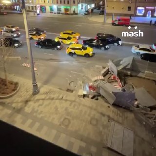 Один человек погиб, ещё трое пострадали в результате массового ДТП в центре Москвы. Двое находятся в тяжёлом состоянии.ЧП произошло на Садовой-Черногрязской улице. Предварительно, причиной столкновения стал BMW без номеров, вылетевший на встречную полосу. 