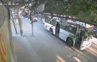 🇪🇸 A female bus driver in Spain recorded a confrontation with a North African migrant who threatened her and tried to force his way onto the bus after she rejected his sexual advances.Follow us -> LiveLeak
