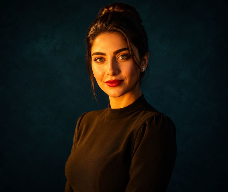 LEGEND APK | هوش مصنوعی و ترفند: 📌🆕🟢پرتره آتلیه ای 8K بکگراند سبز🔽🔽Copy Prompt🔽🔽A studio portrait, medium shot of a woman. High-contrast lighting: warm o