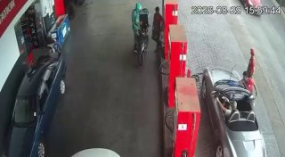 📹רגעים מפחידים שכמעט הפכו לאסון.. מצלמת מעקב מתעדת מכונית מתנגשת במיכל דלק ואש מתלקחת בתוך תחנה באווקר.