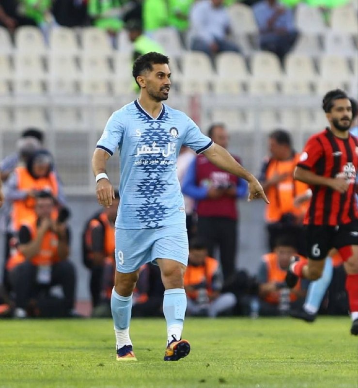 فوتبال3: 🎙️ واکنش باشگاه گل‌گهر به درگیری خداداد عزیزی و امید عالیشاهابوذر خواجویی‌نسب، سخنگو و معاون گل‌گهر:💬 «خداداد عزیزی پس ا