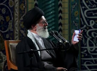 האייתוללה חמינאי: אמריקה הרגה מאות אלפי אנשים עם פצצות אטום ללא כל נימוק.