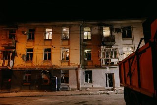 В Одессе в результате ночной ракетной атаки погибли два человека и восемь человек получили ранения, в том числе двое детей, повреждены 11 жилых домов и автомобили, сообщают местные власти.