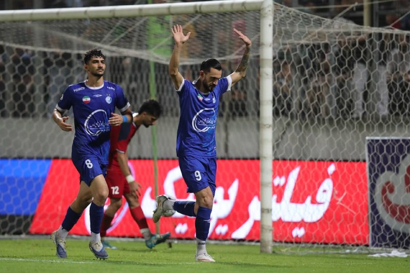 FIFA News 90: ❗️ آزادی فقط با سهراب گلزن است!🔸 محمدرضا آزادی طی ۲ مقطع برای استقلال ۴۴ بازی انجام داده و ۴ گل به ثمر رسانده است.📉 او د