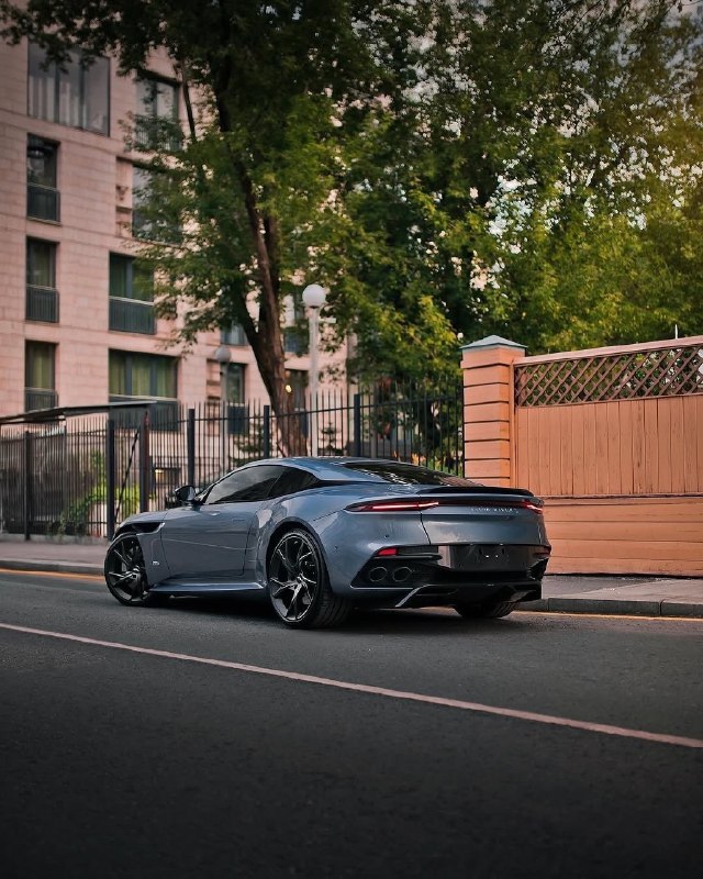 Aston Martin DBS Superleggera 4