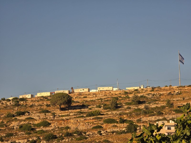 מתנחלים מרחיבים מאחז בהקמה בפסגת ג'בל א-ראס באום צפא